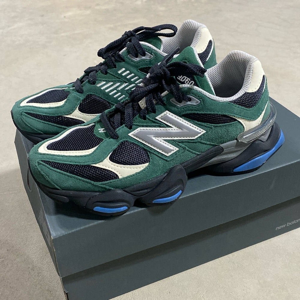 New balance 9060

Worn a handful of times 

Men’s size 5.5 

Women’s size 7